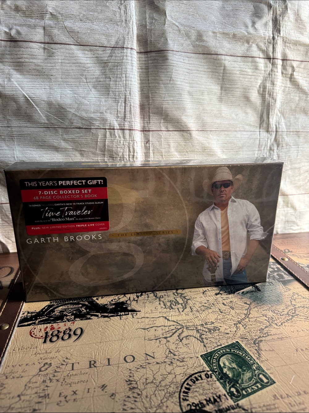 NWT Garth Brooks 7-Disc Boxed Set 68 Page Collector’s Book
